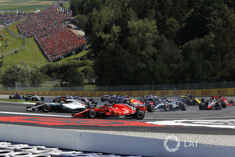 Lewis Hamilton, Mercedes-AMG F1 e Kimi Raikkonen, Ferrari SF71H, lottano al primo giro