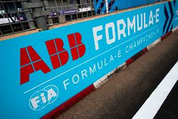 Des logos du ABB FIA Formula E Championship dans la voie des stands