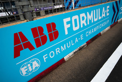 Loghi ABB FIA Formula E Championship in pit lane