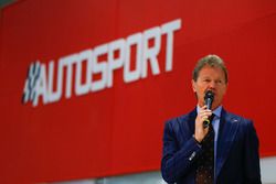 Malcolm Wilson parle à Henry Hope-Frost sur la scène Autosport