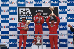 Podium : le vainqueur Ayrton Senna, le deuxième Alain Prost, le troisième Nigel Mansell