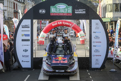 Les Champions du monde Sébastien Ogier et Julien Ingrassia, Ford Fiesta WRC, M-Sport, avec leur équipe