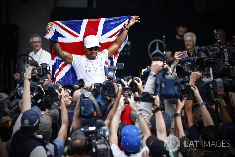 Lewis Hamilton celebra el título
