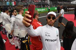 Lewis Hamilton, Mercedes AMG F1 prend un selfie