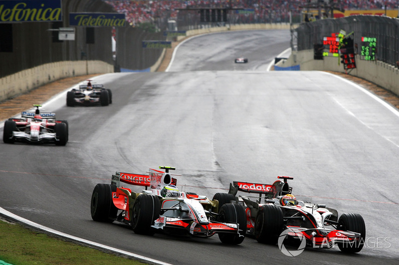 Giancarlo Fisichella, Force India F1 VJM01, Lewis Hamilton, McLaren Mercedes MP4/23