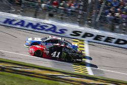 Ricky Stenhouse Jr., Roush Fenway Racing Ford and Kurt Busch, Stewart-Haas Racing Ford