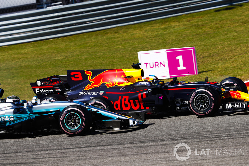 Daniel Ricciardo, Red Bull Racing RB13, battles with Valtteri Bottas, Mercedes AMG F1 W08