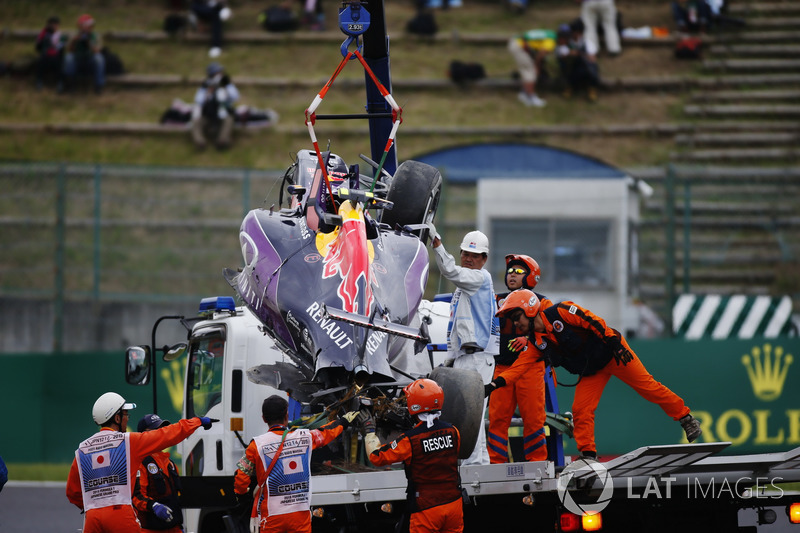 Marshals remove the wreckage in the aftermath of a crash for Daniil Kvyat, Red Bull Racing RB11