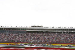 Départ : Martin Truex Jr., Furniture Row Racing Toyota, mène