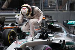 Le vainqueur Lewis Hamilton, Mercedes AMG F1 W07 Hybrid, fête sa victoire dans le parc fermé