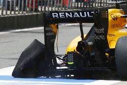 Kevin Magnussen (DEN) Renault Sport F1 Team RS16 returns to the pits with a punctured rear left Pire