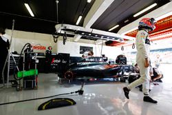 Jenson Button, McLaren MP4-31 en el garaje, con su coche se trabajó