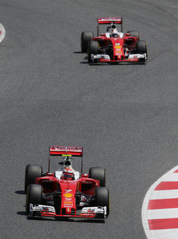 Kimi Raikkonen, Ferrari SF16-H leads team mate Sebastian Vettel, Ferrari SF16-H on the formation lap