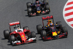 Daniel Ricciardo, Red Bull Racing RB12 et Sebastian Vettel, Ferrari SF16-H luttent pour une position