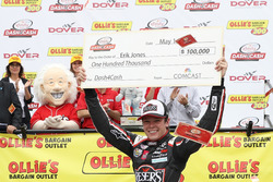Sieger Erik Jones, Joe Gibbs Racing Toyota