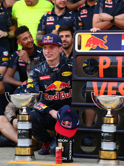Winnaar Max Verstappen, Red Bull Racing viert met het team