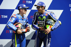 Polesitter Valentino Rossi, Yamaha Factory Racing, peringkat kedua qualifying for Maverick Viテアales, Team Suzuki MotoGP