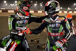 Le Champion du monde Jonathan Rea, Kawasaki Racing, félicité par Tom Sykes, Kawasaki Racing