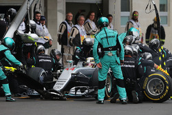 Lewis Hamilton, Mercedes AMG F1 W07 Hybrid s'arrête aux stands