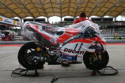 La moto di Andrea Dovizioso, Ducati Team con la copertura per la pioggia