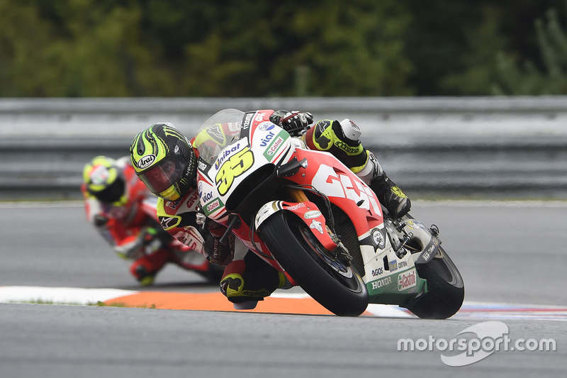... Crutchlow ultrapassava Iannone para assumir a liderança da prova e...