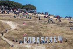 Des spectateurs assistent à la course, à Laguna Seca