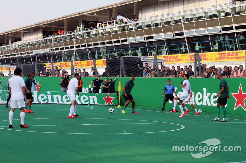 Un partido de futbol a beneficio en la recta de meta y salida