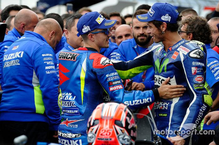 Ganador de la carrera Maverick Viñales, equipo Suzuki MotoGP, Valentino Rossi, Yamaha Factory Racing el tercer lugar