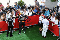 Nico Rosberg, Mercedes AMG F1 y Fernando Alonso, McLaren con los medios