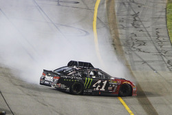 Kurt Busch, Stewart-Haas Racing Chevrolet crashes at the finish