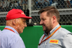 Niki Lauda, président non-exécutif de Mercedes, avec Paul Hembery, directeur de Pirelli Motorsport