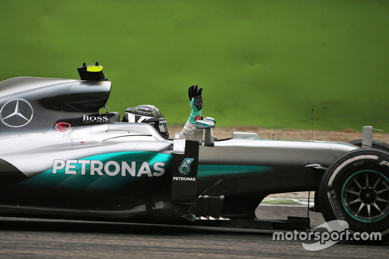 Race winner Nico Rosberg, Mercedes AMG F1 W07 Hybrid celebrates at the end of the race