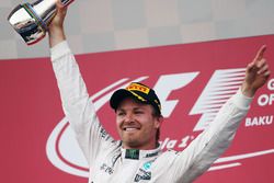 Yarış galibi Nico Rosberg, Mercedes AMG F1, podyum