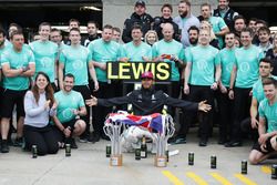 Pemenang lomba Lewis Hamilton, Mercedes AMG F1 bersuka-cita bersama team