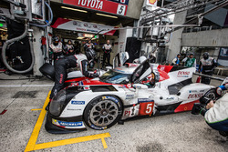 Arrêt au stand et dernier changement de pilote pour la #5 Toyota Racing Toyota TS050 Hybrid: Anthony Davidson, Sébastien Buemi, Kazuki Nakajima