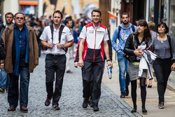 Ceremonia de la huella de la mano: 24 horas de Le Mans 2015 ganadores Porsche equipo Nick Tandy y Earl Bamber