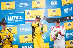 Podium: Sieger Gabriele Tarquini, LADA Sport Rosneft, Lada Vesta