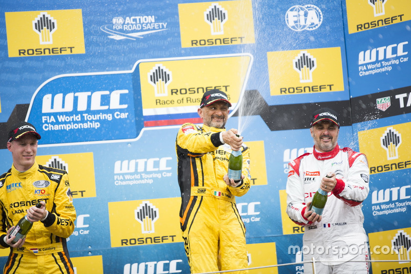 Podium: juara lomba Gabriele Tarquini, LADA Sport Rosneft, Lada Vesta