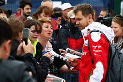 Sebastian Vettel, Ferrari signeert handtekeningen voor de fans