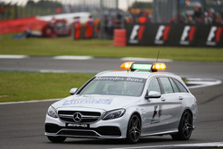 Marcus Ericsson, Sauber C35, évacué dans la voiture médicale de la FIA après son accident en EL3