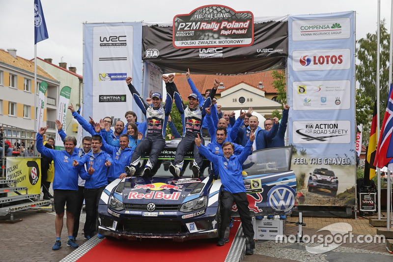I vincitori Andreas Mikkelsen, Anders Jäger, Volkswagen Polo WRC, Volkswagen Motorsport con il team