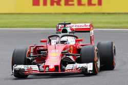 Себастьян Феттель пилотирует Ferrari SF16-H с установленной системой Halo