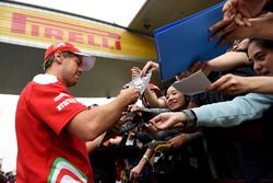 Sebastian Vettel, Ferrari, schreibt Autogramme für die Fans
