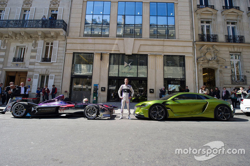 Jean-Eric Vergne frente al edificio de la marca DS