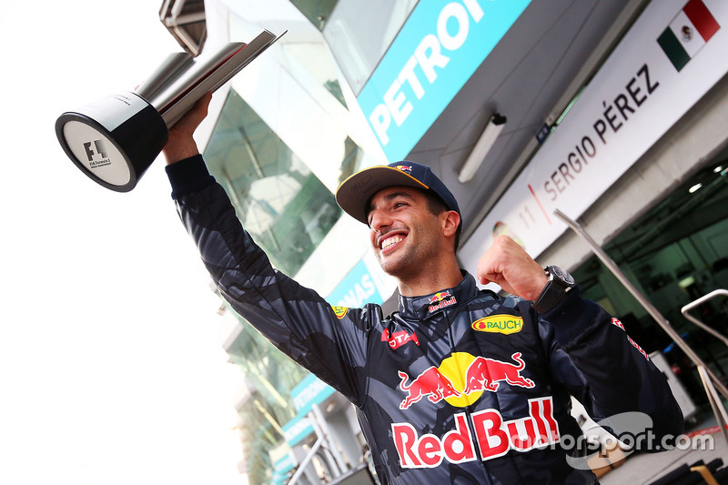 Race winner Daniel Ricciardo, Red Bull Racing celebrates with the team