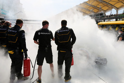 La vettura bruciata di Kevin Magnussen, Renault Sport F1 Team RS16