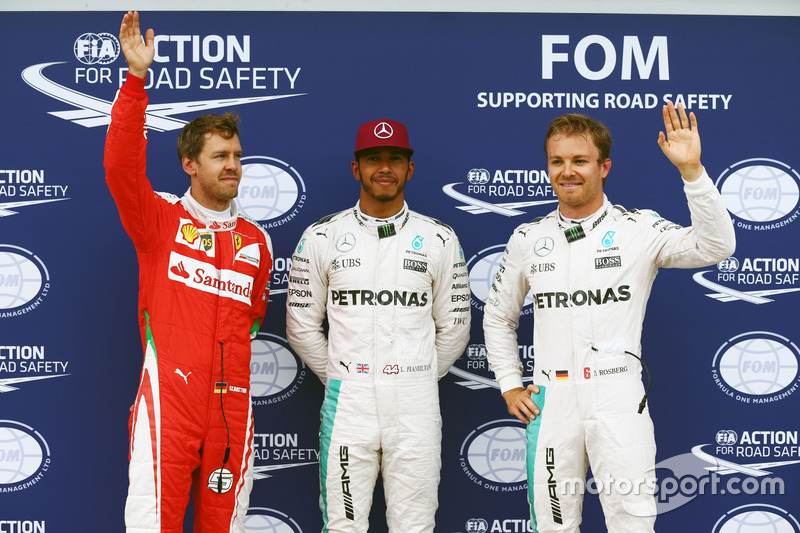 Los tres primeros calificados en parc ferme, Sebastian Vettel Ferrari, tercero; Lewis Hamilton, Merc