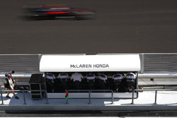 Jenson Button, McLaren MP4-31 passe devant les stands