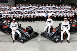 Фернандо Алонсо, Стоффель Вандорн, Дженсон Баттон и другие сотрудники McLaren