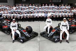 Photo de groupe : Fernando Alonso, Stoffel Vandoorne et Jenson Button posent avec leurs McLaren MP4-31 Honda devant l'équipe